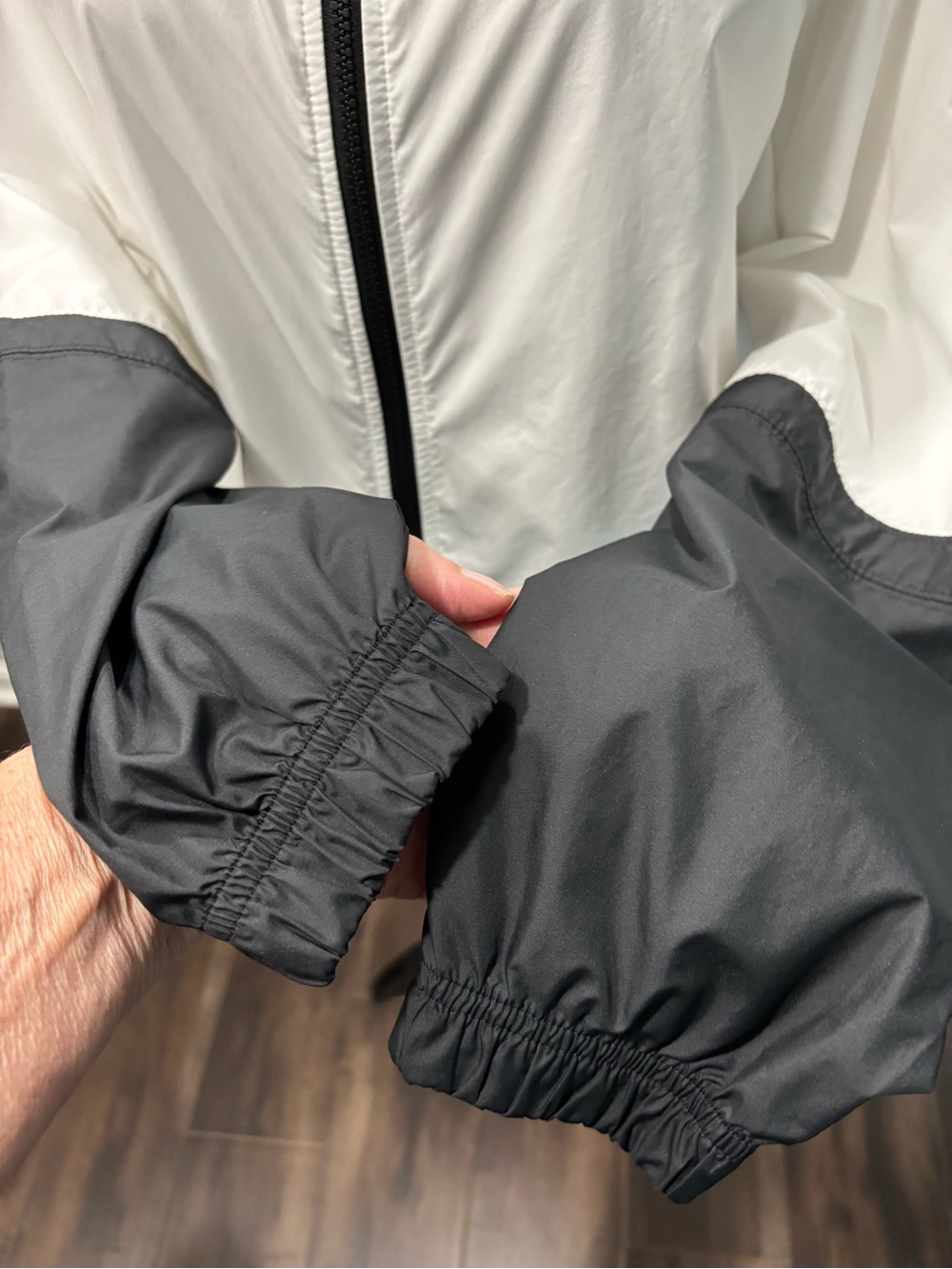 Nike Women’s White and Black Hooded Utility Jacket - Picture 7 of 9
